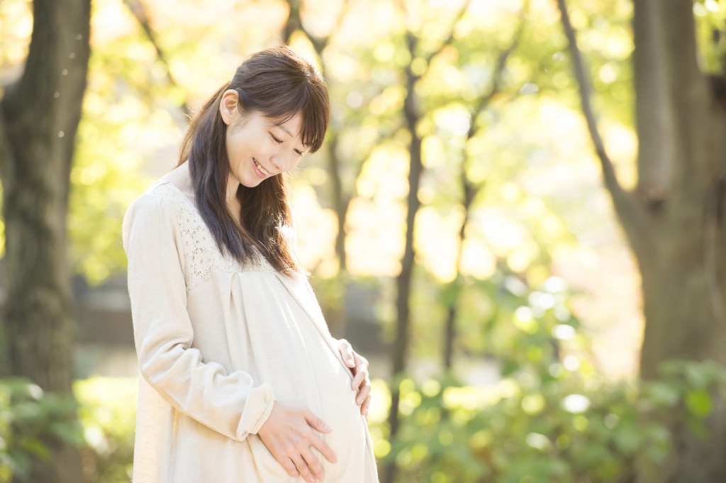 赤ちゃんを気遣う妊娠中の女性