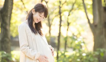 赤ちゃんを気遣う妊娠中の女性