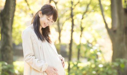 赤ちゃんを気遣う妊娠中の女性