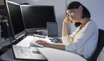 残業でなかなか帰れない会社員