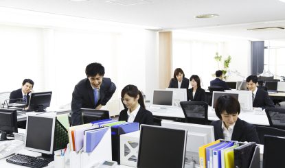 忙しく働いている企業の様子