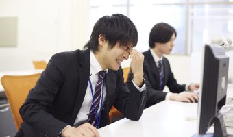 不合理な労働で疲れている会社員